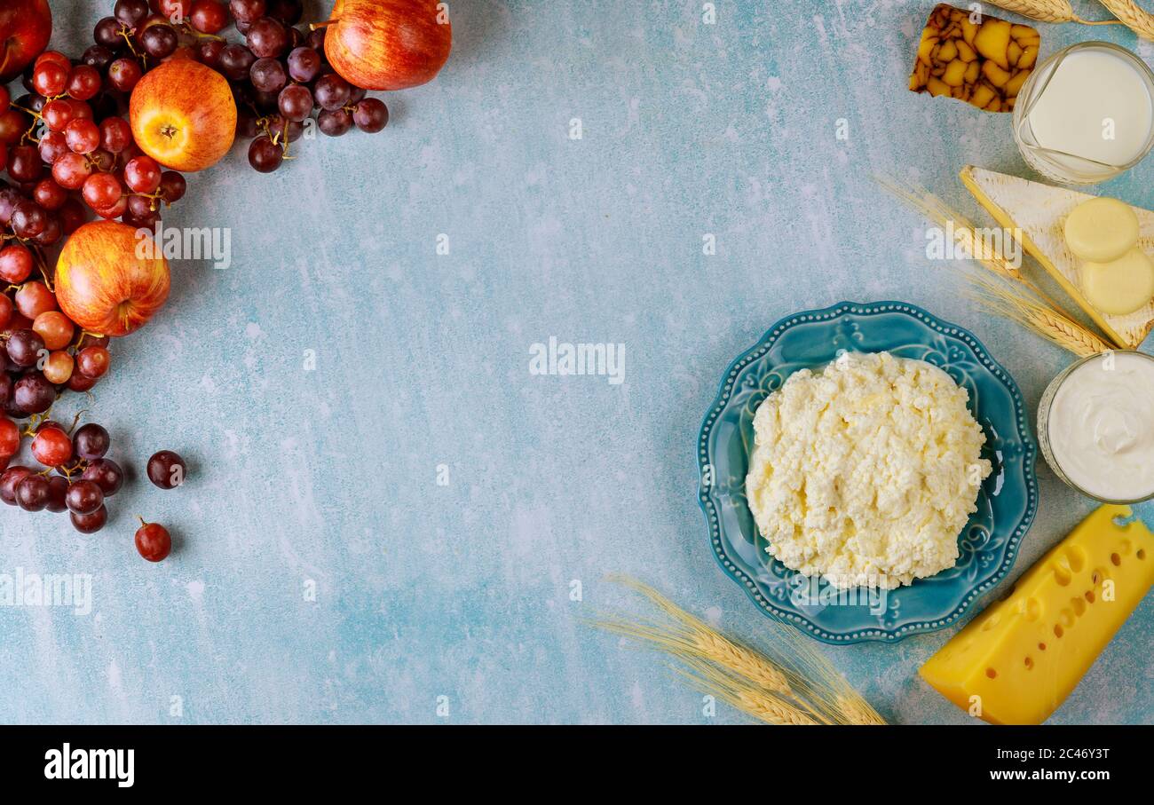 Raccolta di frutti di fondo, latte, formaggio e grano su sfondo bianco. Foto Stock