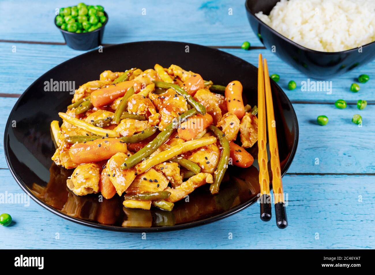 Teriyaki di pollo fritto con salsa dolce e acide e riso. Cucina cinese. Foto Stock