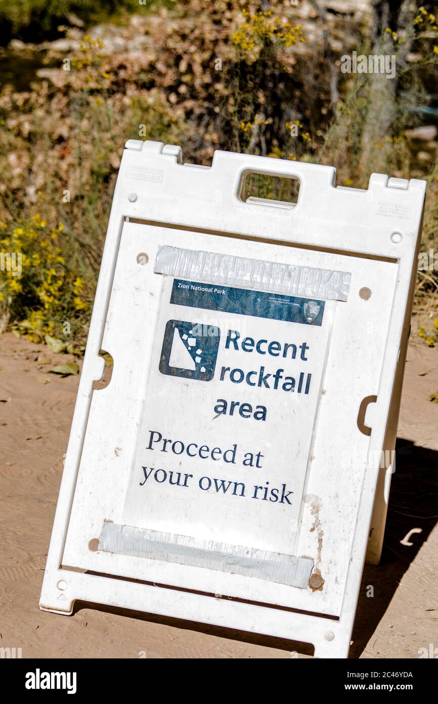 Segnale che dice recente Rockfall Area, procedere a proprio rischio, Zion National Park, Utah, USA Foto Stock