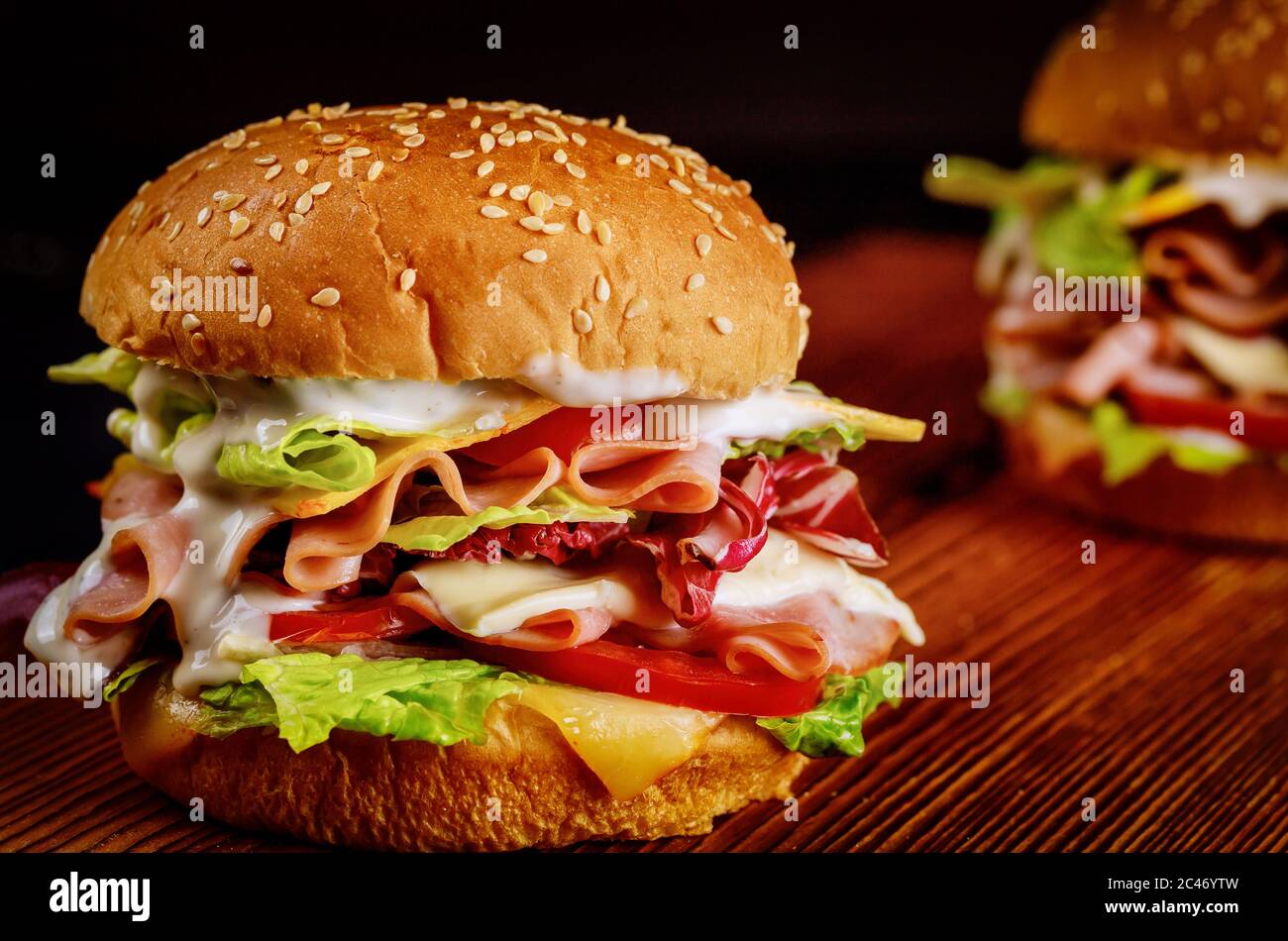 Panini deli a base di carne e formaggio con verdure. Primo piano. Foto Stock