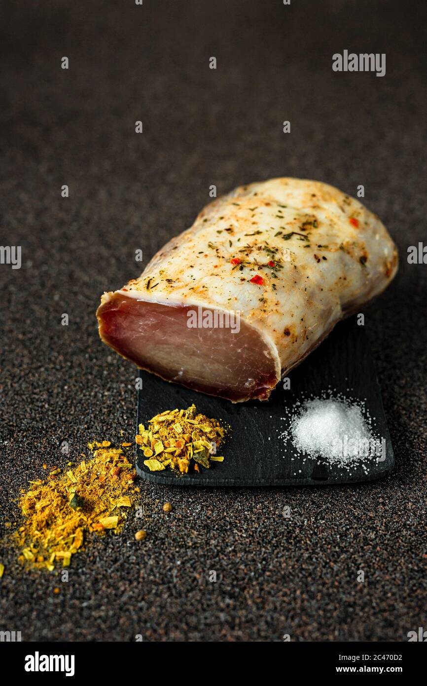 Carne secca con spezie e sale su fondo grigio scuro Foto Stock