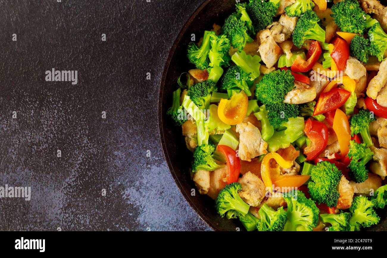 Friggere con pollo, broccoli e peperoni. Cucina cinese. Primo piano della vista superiore. Foto Stock