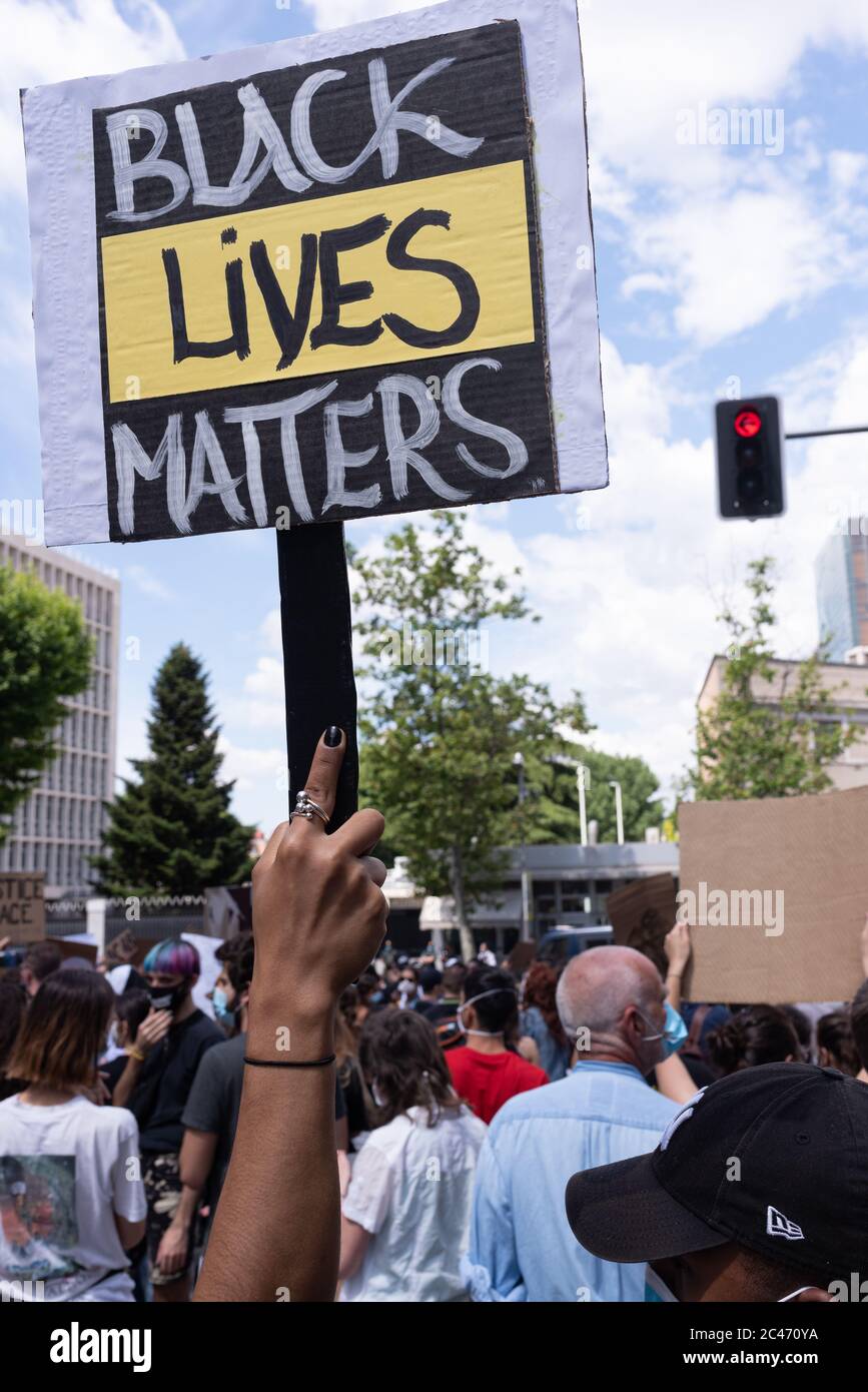 Madrid, Spagna, 7 giu 2020. Mano di una donna nera che tiene un segno di Black Lives Matters davanti all'ambasciata degli Stati Uniti a Madrid Foto Stock