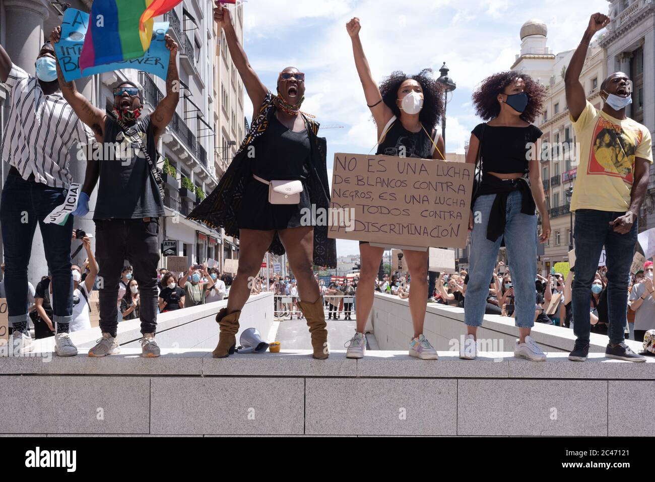 Madrid, Spagna, 7 giu 2020. Un gruppo di donne e uomini neri protesta vicino alla stazione della metropolitana Sevilla in Calle de Alcalá, la strada più lunga di Madrid Foto Stock