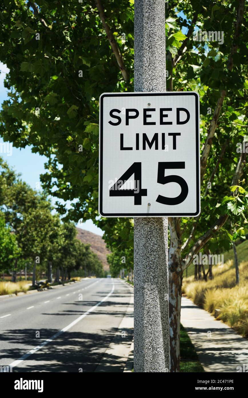 segnale del limite di velocità di 45 miglia all'ora sul lato strada. Foto Stock