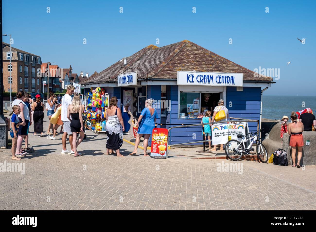 Walton on the Naze - Essex - 204062020 - la gente accollare la spiaggia per godersi il sole mentre le temperature salono - fotografo : Brian Duffy Foto Stock