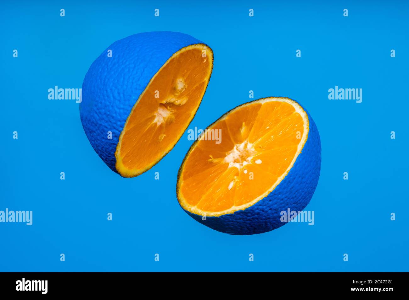 Blu arancio frutta su sfondo blu Foto Stock