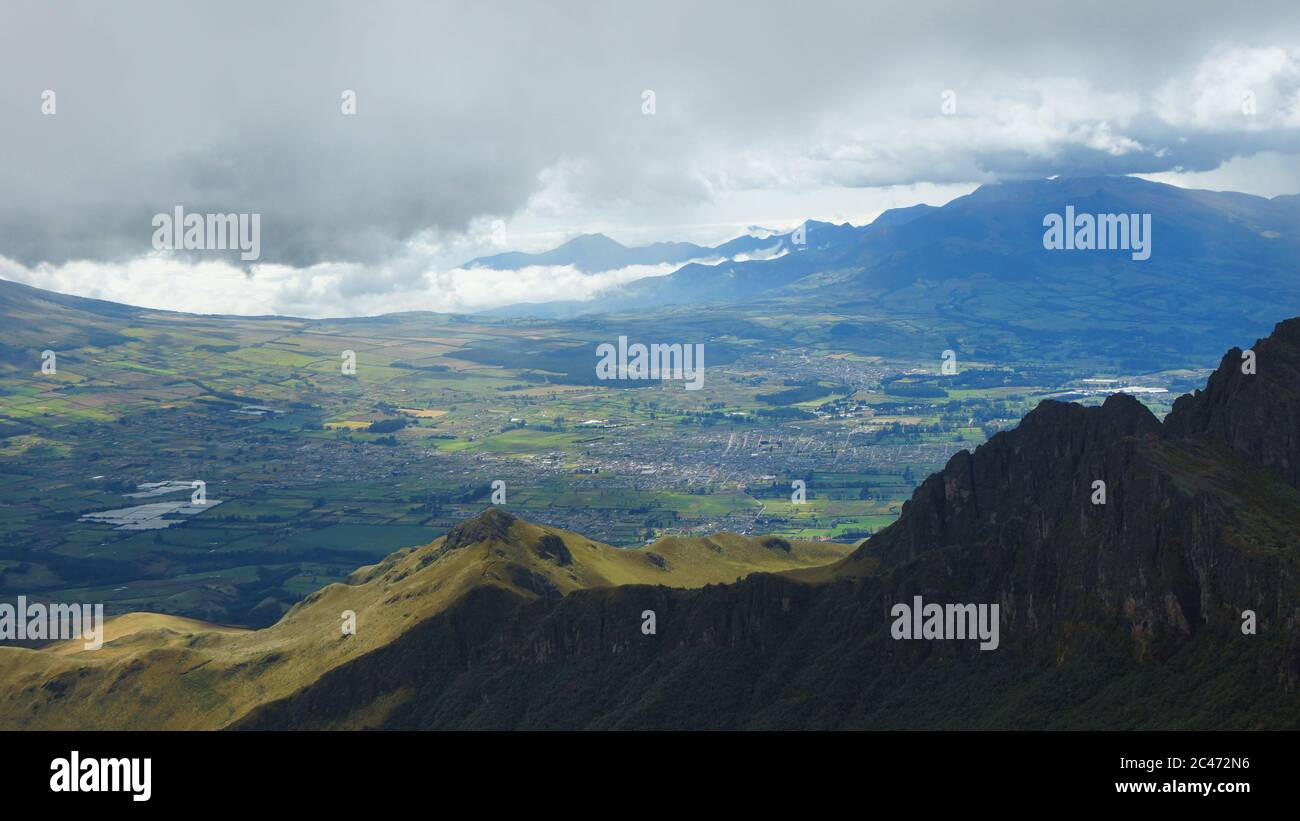 Vista panoramica del villaggio di Machachi dalla cima del vulcano Ruminahui in una giornata nuvolosa - Ecuador Foto Stock