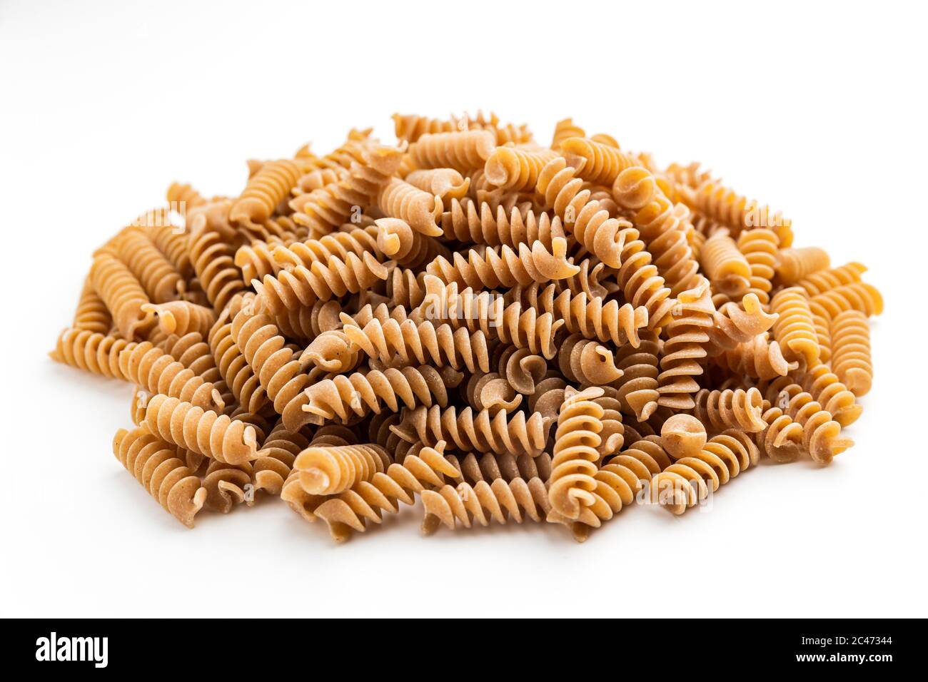 Un mucchio di fusilli interi su fondo bianco Foto Stock