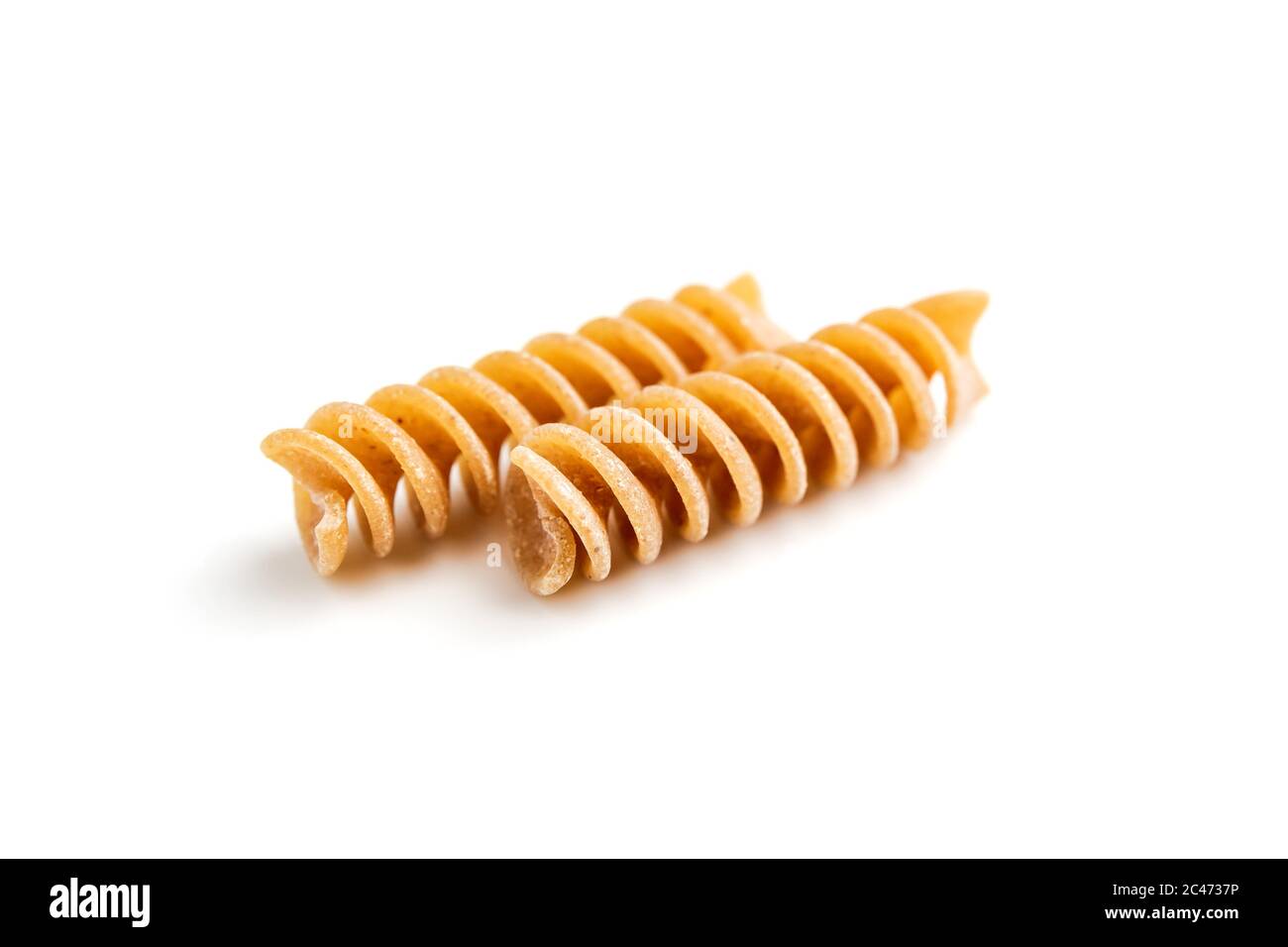 Due pezzi di fusilli interi su fondo bianco Foto Stock