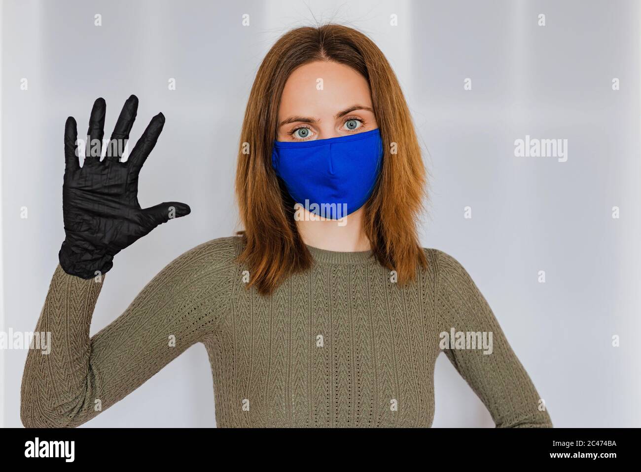 Infermiere o cosmetologo donna mettendo sul medical lattice guanti neri,  primo piano Foto stock - Alamy