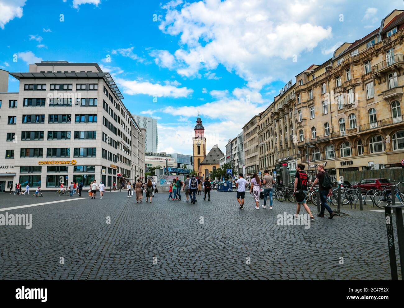 Vita urbana in via Roßmarkt che porta alla Chiesa di Santa Caterina in piazza Hauptwache nel centro di Francoforte sul meno, Assia, Germania. Foto Stock