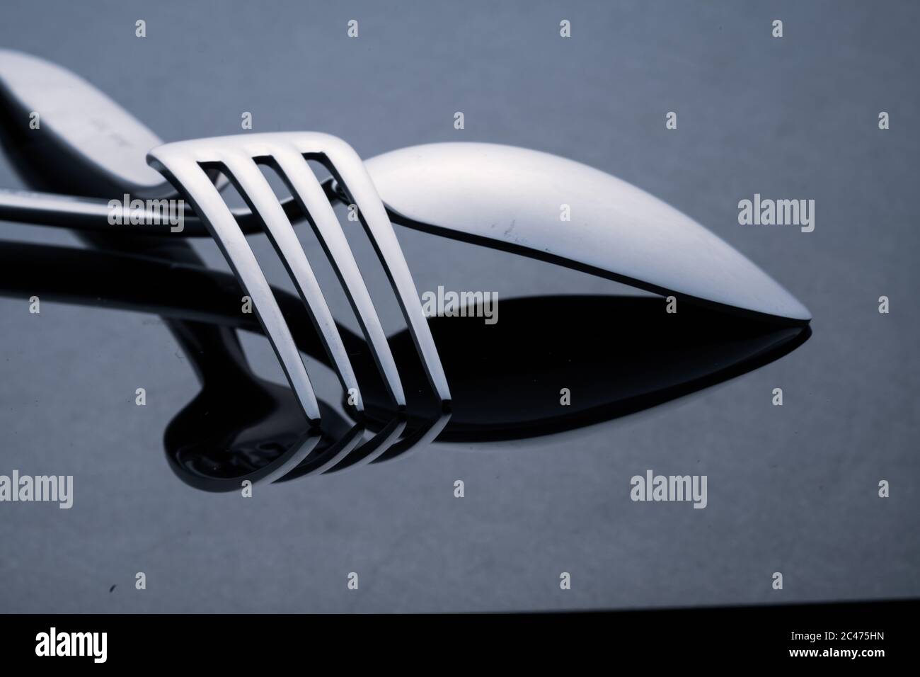 Cucchiaio di metallo e forchetta sul tavolo Foto Stock