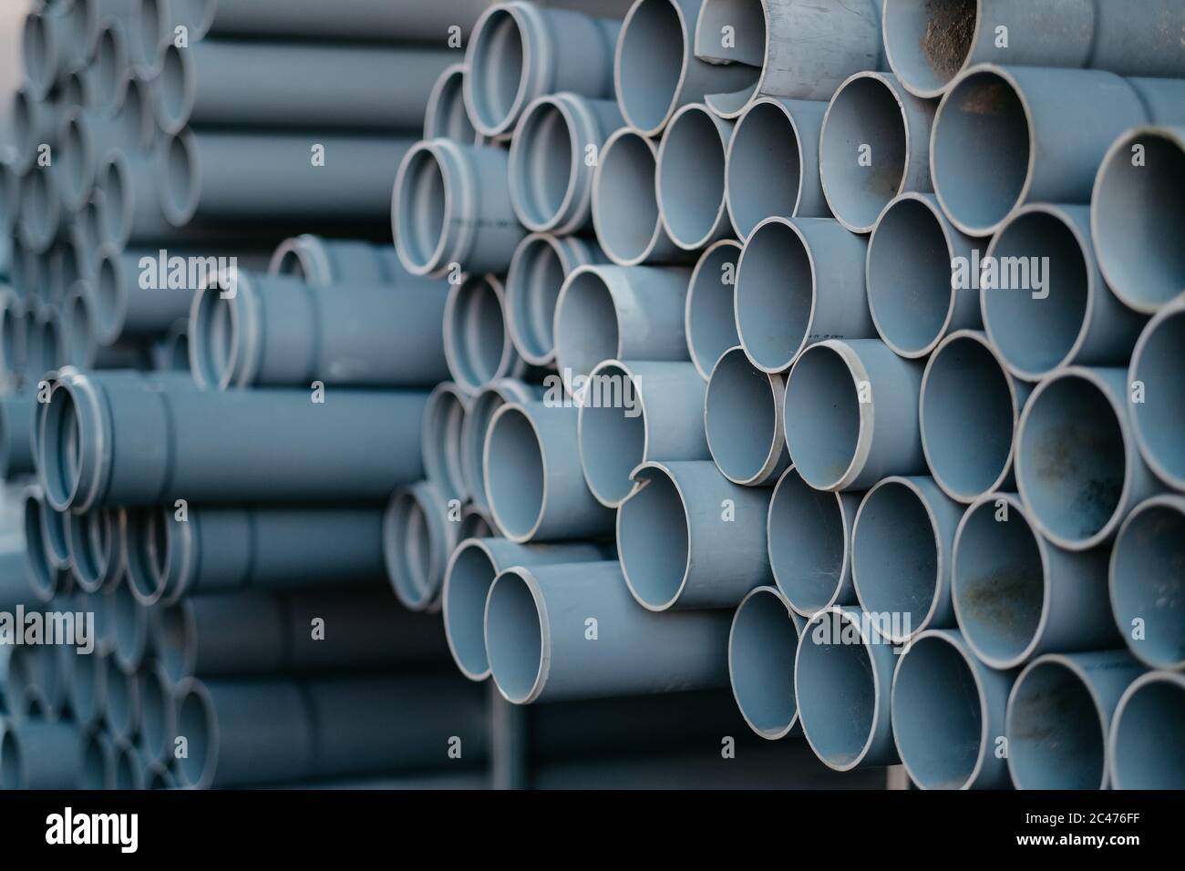 Messa a fuoco selettiva di tubi blu-grigi delle stesse dimensioni mettere insieme Foto Stock