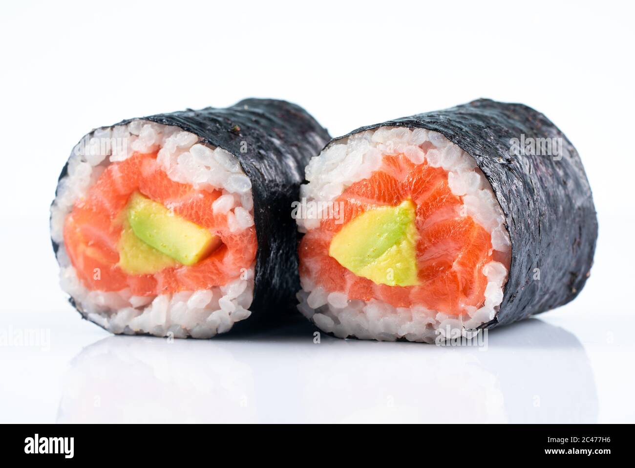 Sushi alimentare lontano-orientale su sfondo bianco. Piatti giapponesi Foto Stock