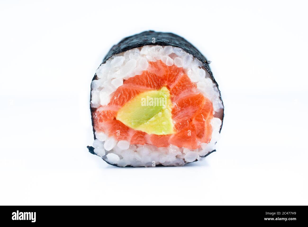 Sushi alimentare lontano-orientale su sfondo bianco. Piatti giapponesi Foto Stock