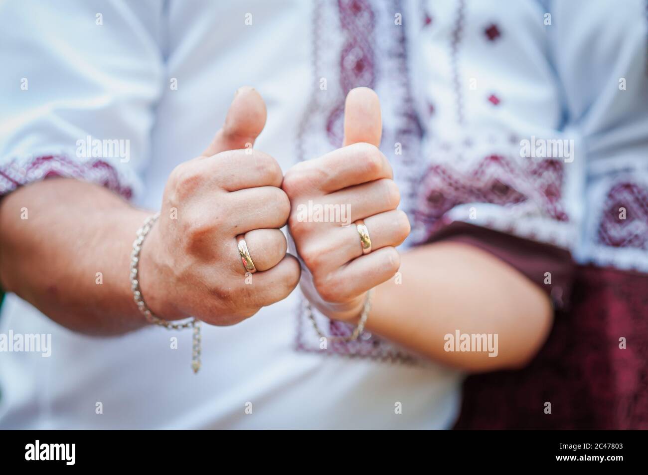 Groom e bride hamds con le rinche di nozze sul dito Foto Stock