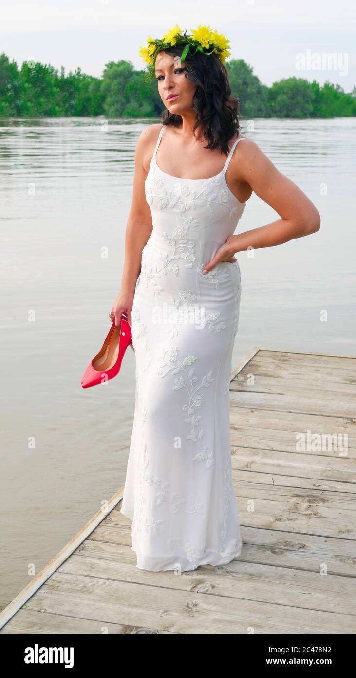 Sposa con scarpe rosse sale