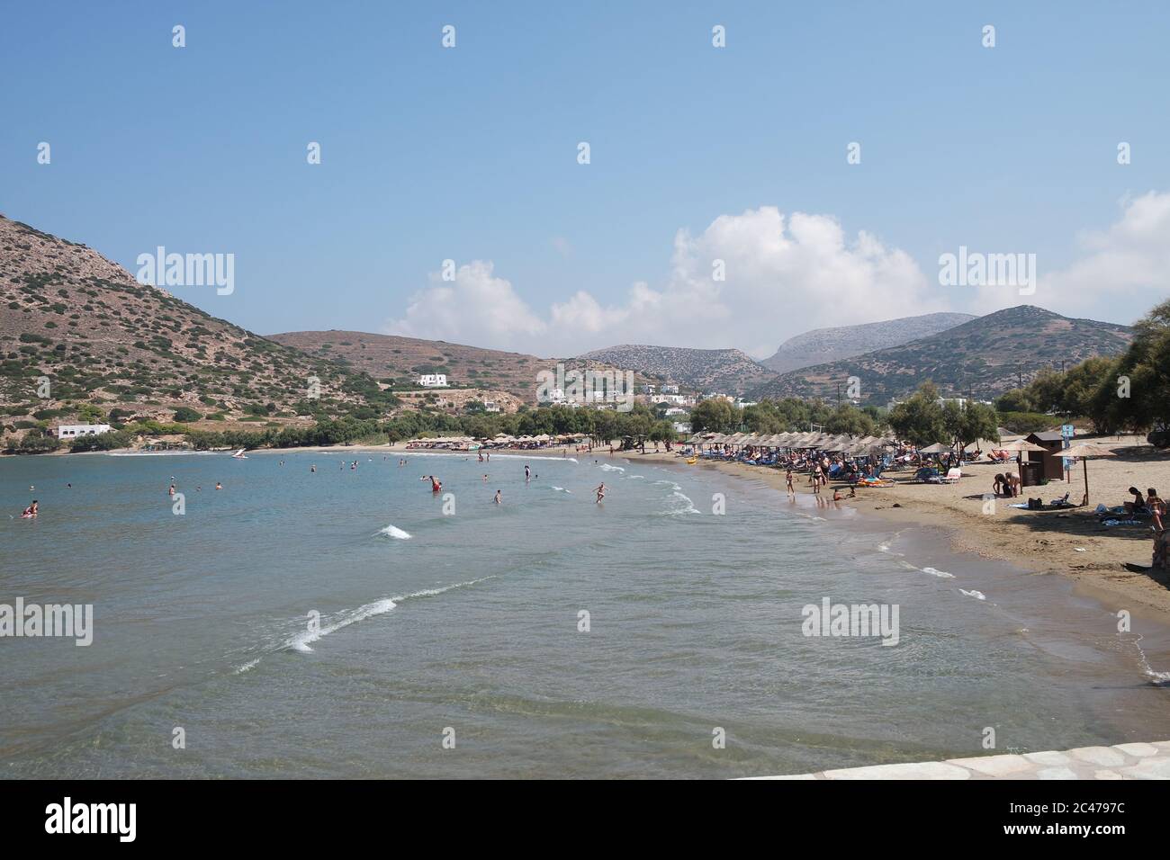 La spiaggia raffinata nella località turistica di Galissas sulla splendida isola greca di Syros. I bagnanti godono il sole estivo alla bella nay. Foto Stock