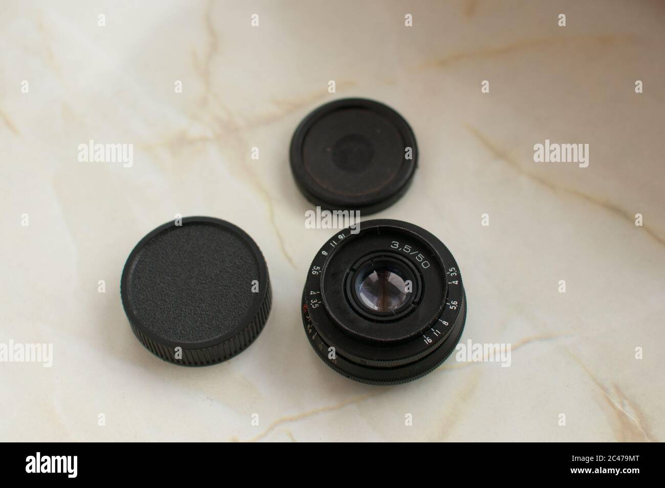 Vecchia lente manuale nera con custodia nera Foto Stock