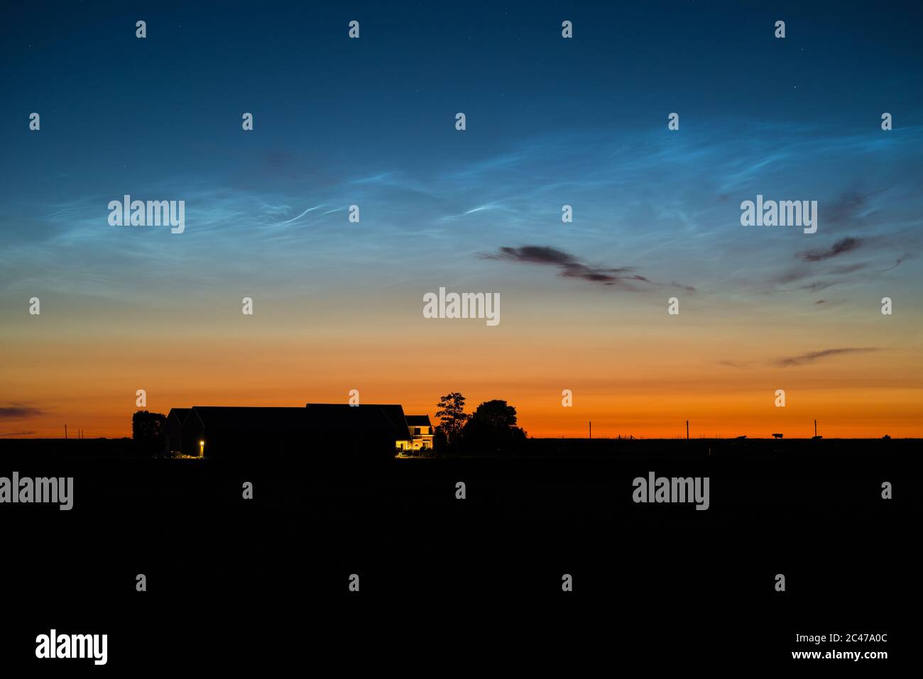 Nuvole noctilucenti (NLC) o nuvole spaziali con bellissimi colori blu argenteo su una fattoria Foto Stock