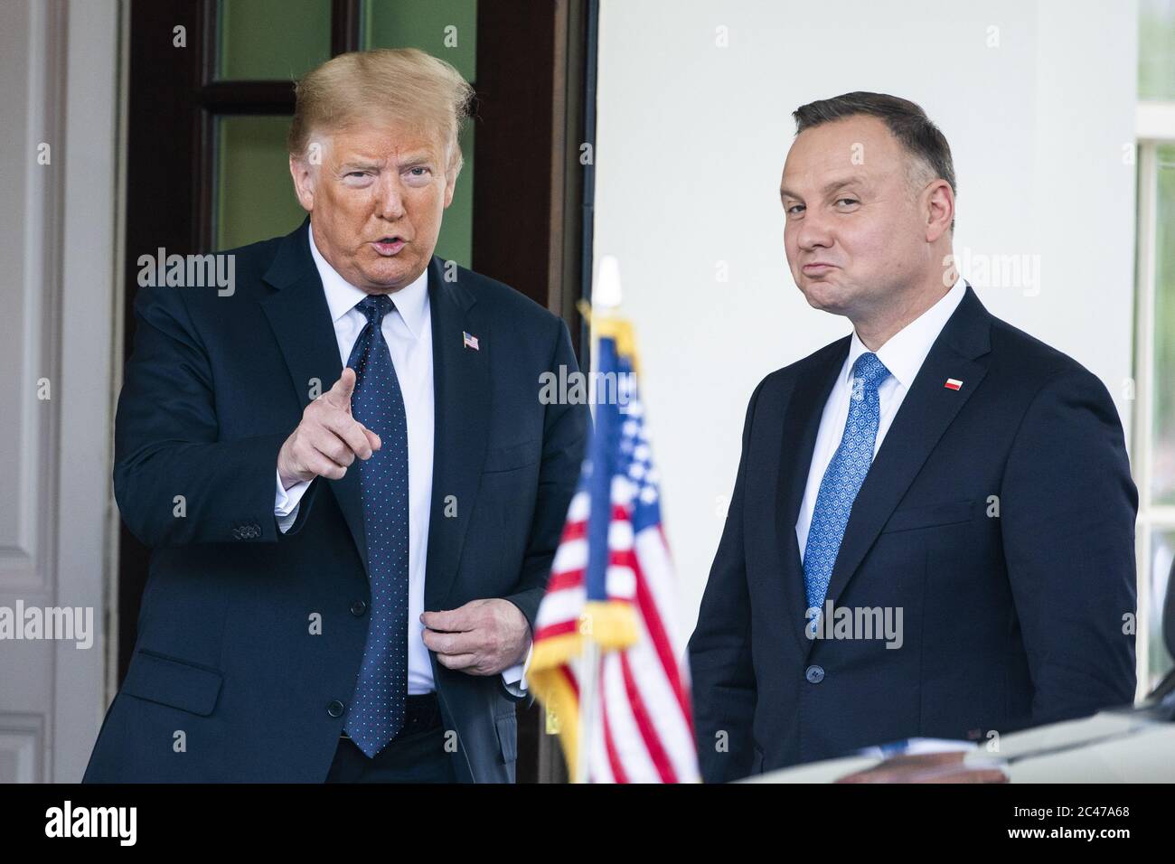 Washington, Stati Uniti. 24 Giugno 2020. Il presidente degli Stati Uniti Donald J. Trump (L) dà il benvenuto al presidente polacco Andrzej Duda (R) alla Casa Bianca di Washington, DC mercoledì 24 giugno 2020. Duda, un nazionalista conservatore che si trova di fronte a una stretta rielezione a domicilio, è il primo leader straniero a visitare la Casa Bianca in più di tre mesi. Foto di Jim lo Scalzo/UPI Credit: UPI/Alamy Live News Foto Stock