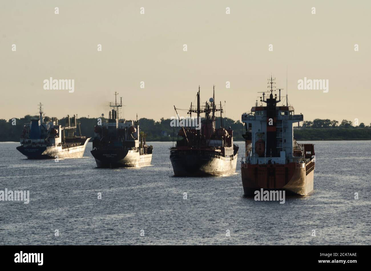 Ci sono molte navi da carico a secco sulle strade del porto di Arkhangelsk. Russia, regione di Arkhangelsk Foto Stock