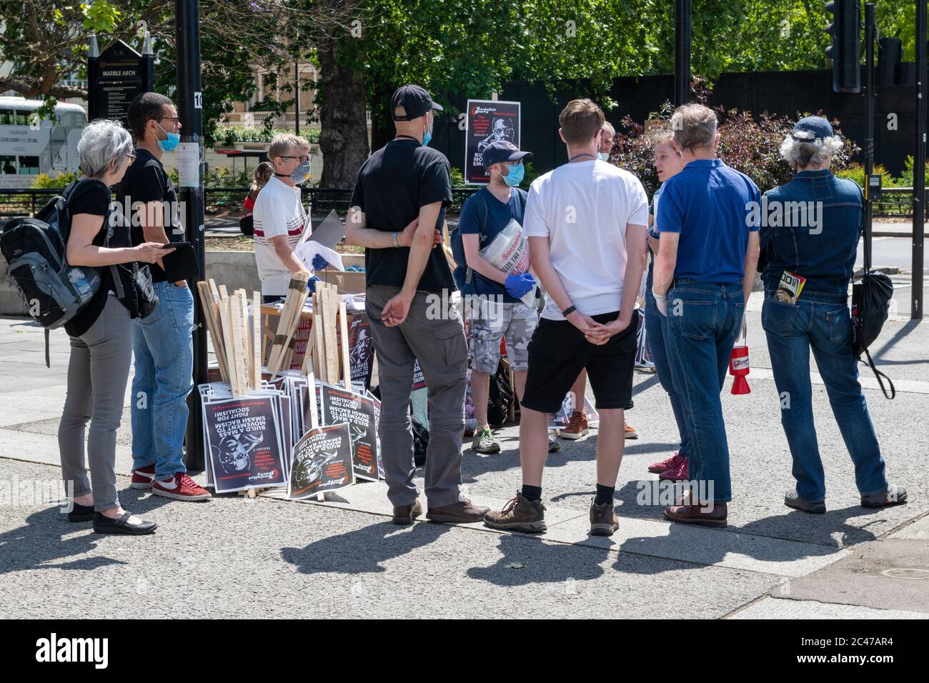 Un gruppo di persone del Partito Socialista dei lavoratori si prepara per una dimostrazione in piazza da Marble Arch. Foto Stock