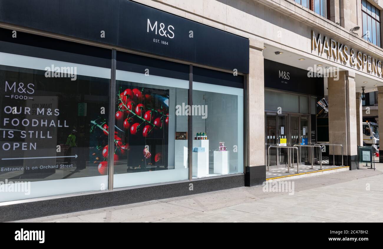 Il negozio di punta della famosa multinazionale britannica di alimentari e abbigliamento Marks and Spencer a Londra Oxford Street. Foto Stock