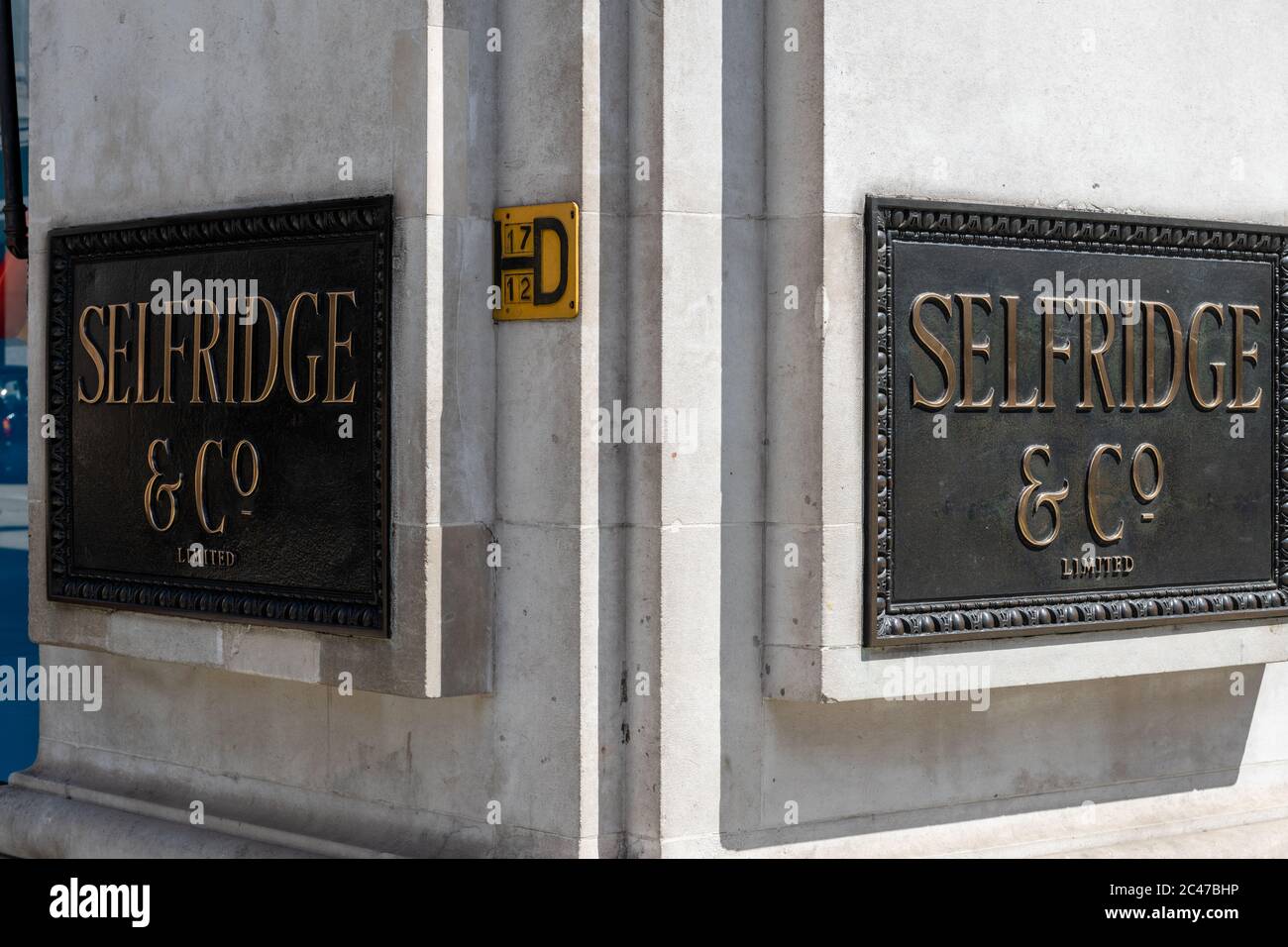 I cartelli con il nome in metallo all'esterno del grande magazzino Selfridges and Co a London Oxford Street. Foto Stock