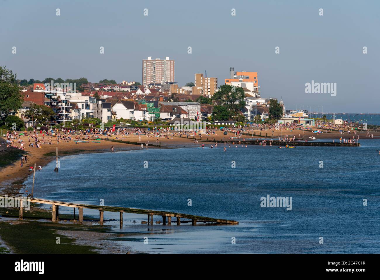 Spiaggia di Chalkwell, Southend on Sea, Essex, Regno Unito. Tamigi estuario città costiera lungomare. Persone in mare in una giornata estiva soleggiata durante COVID-19 Foto Stock