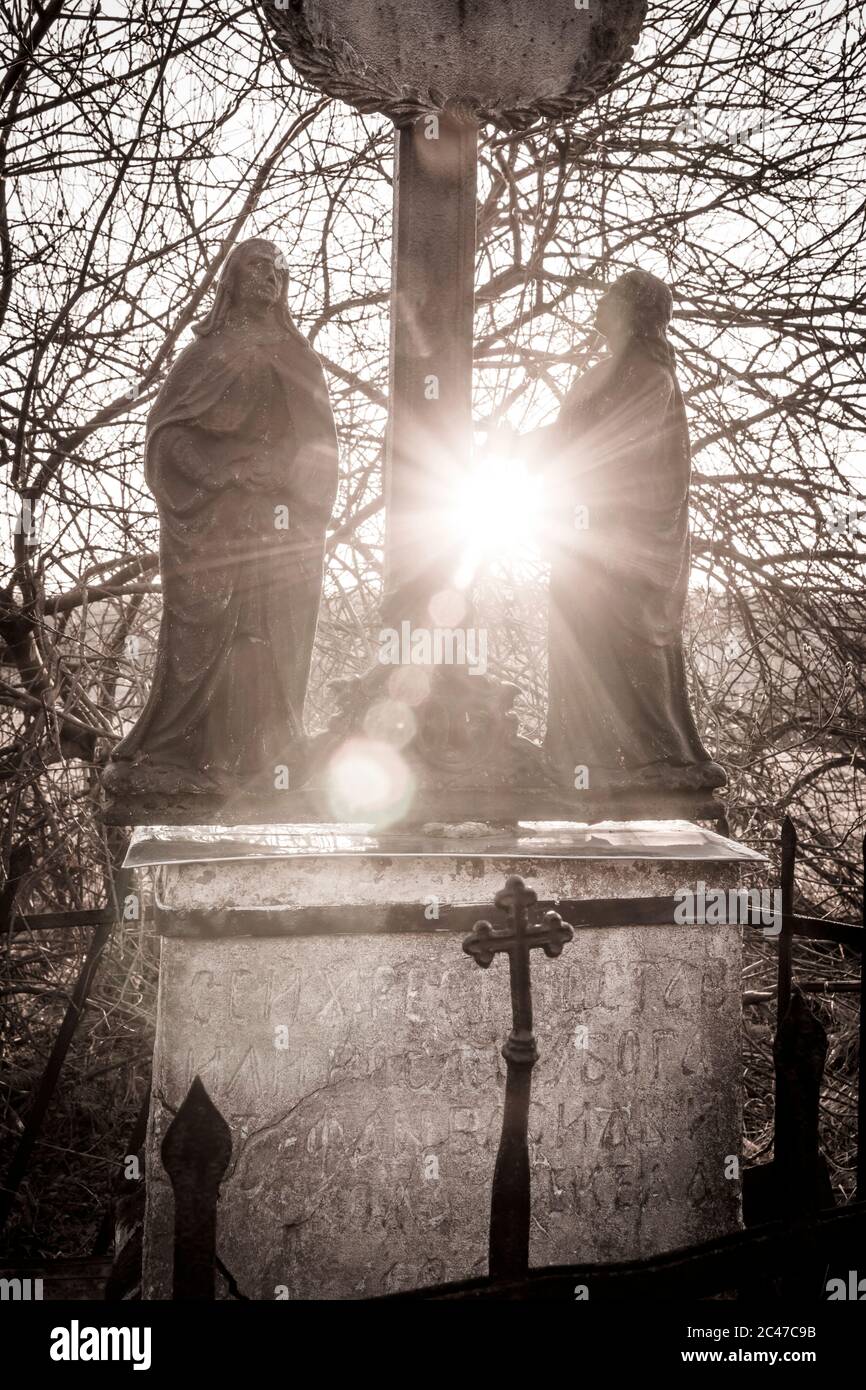 Figure sulla vecchia croce in metallo Rusyns lato strada nel villaggio di Lemko inesistente di Zubensko. Bieszczady, Polonia. Foto Stock