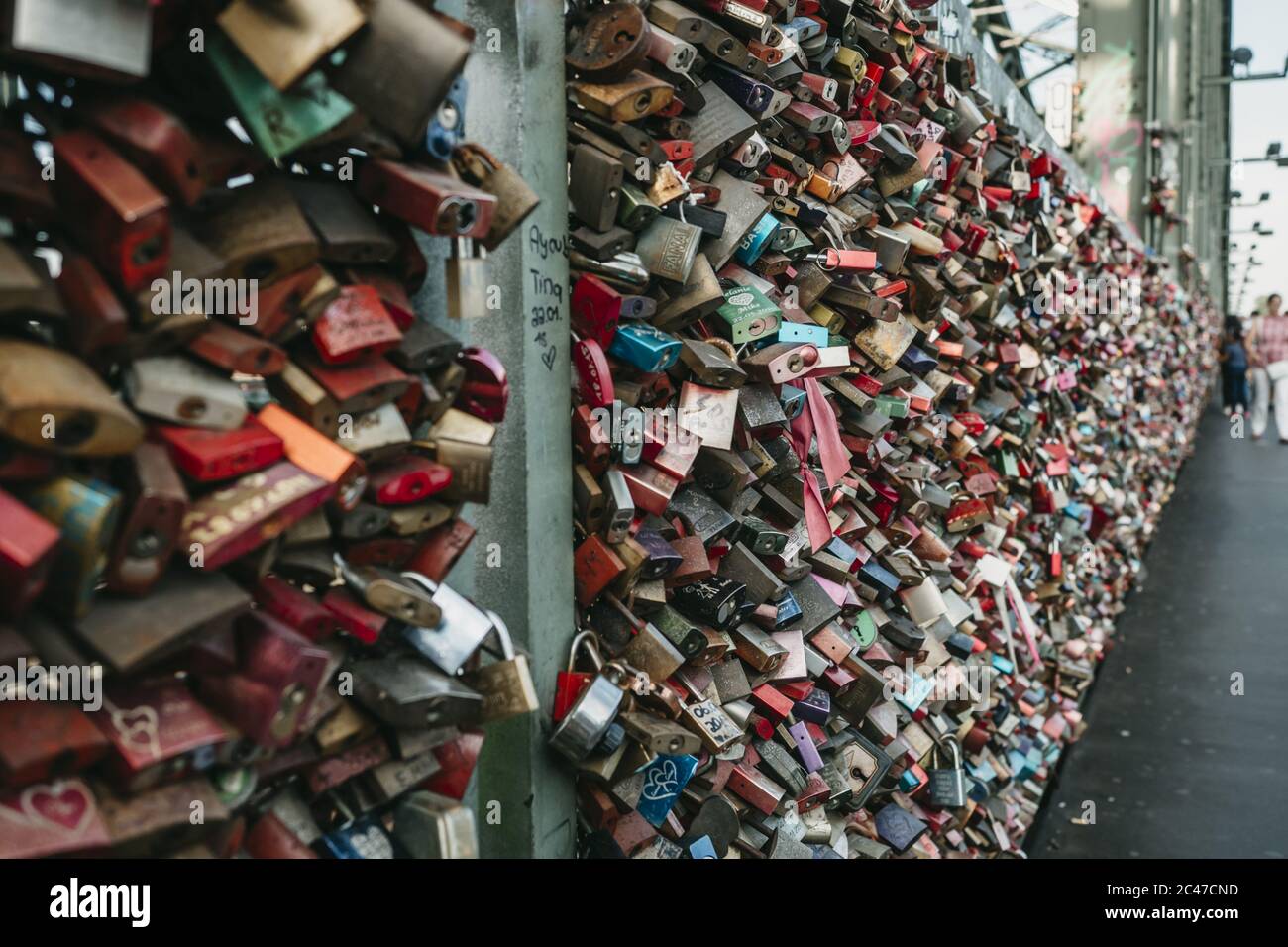 Migliaia di lucchetti d'amore sul ponte Foto Stock