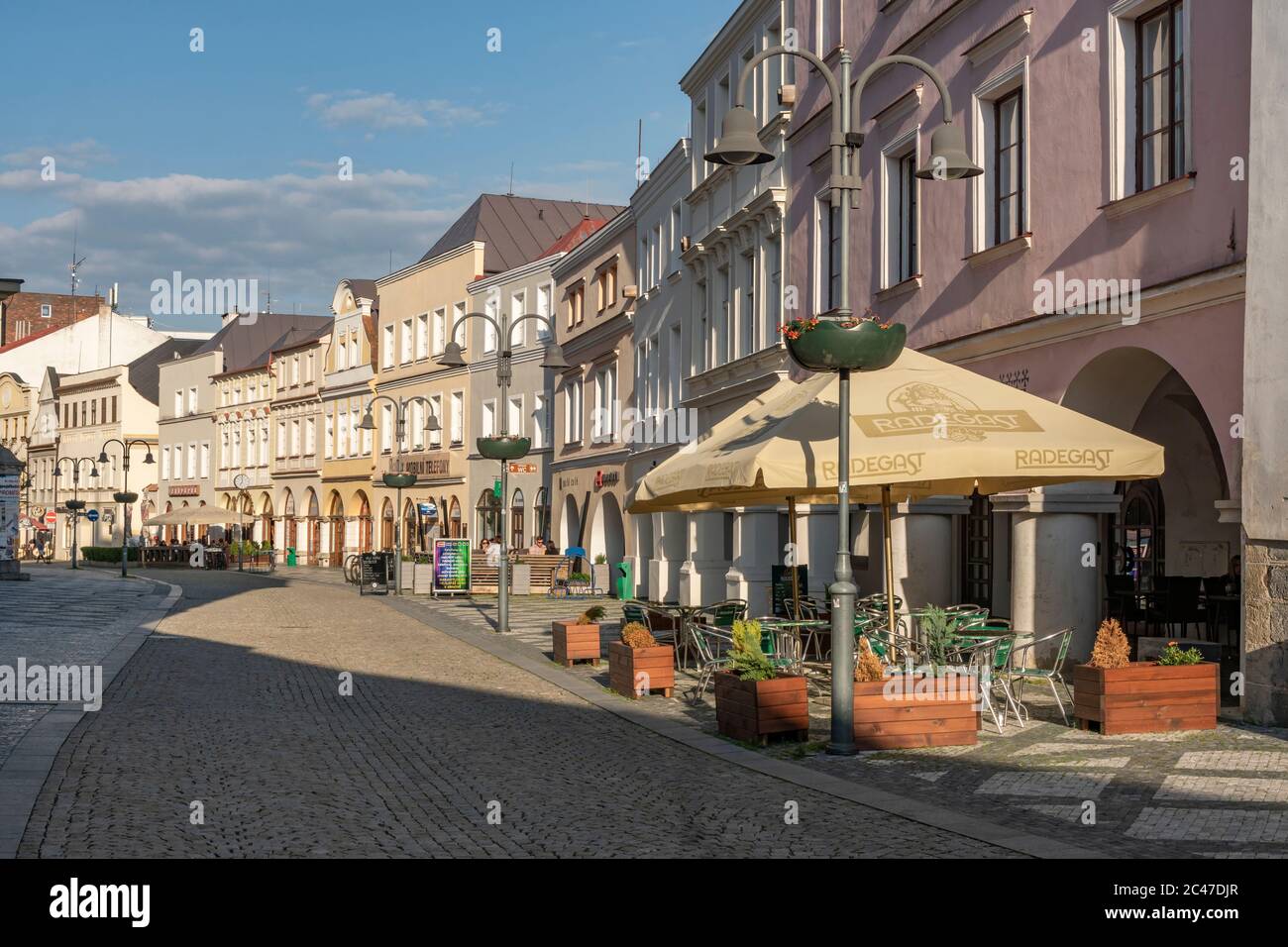 Strada pedonale nel centro della città di Krnov, Repubblica Ceca, Europa. Foto Stock