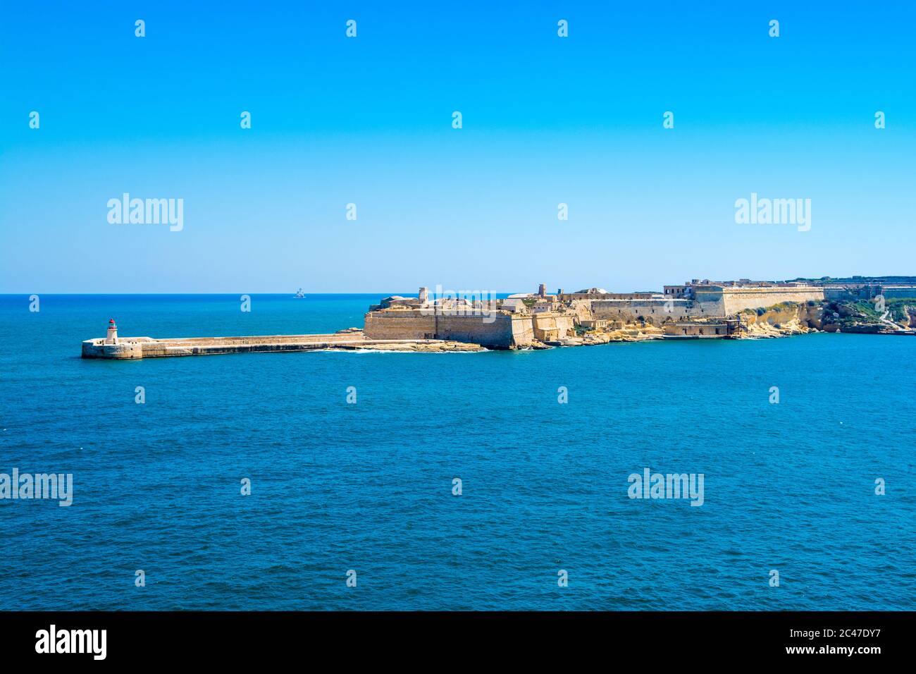 Paesaggio con il vecchio Fort Rinella - Rinella Victorian Battery, Kalkara, Malta Foto Stock