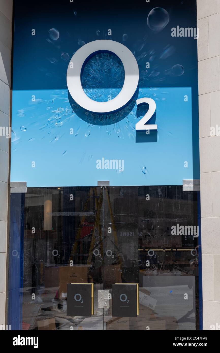 Il segno e il logo del negozio O2 a Oxford Street, un importante operatore di rete mobile e rivenditore in Gran Bretagna. Foto Stock