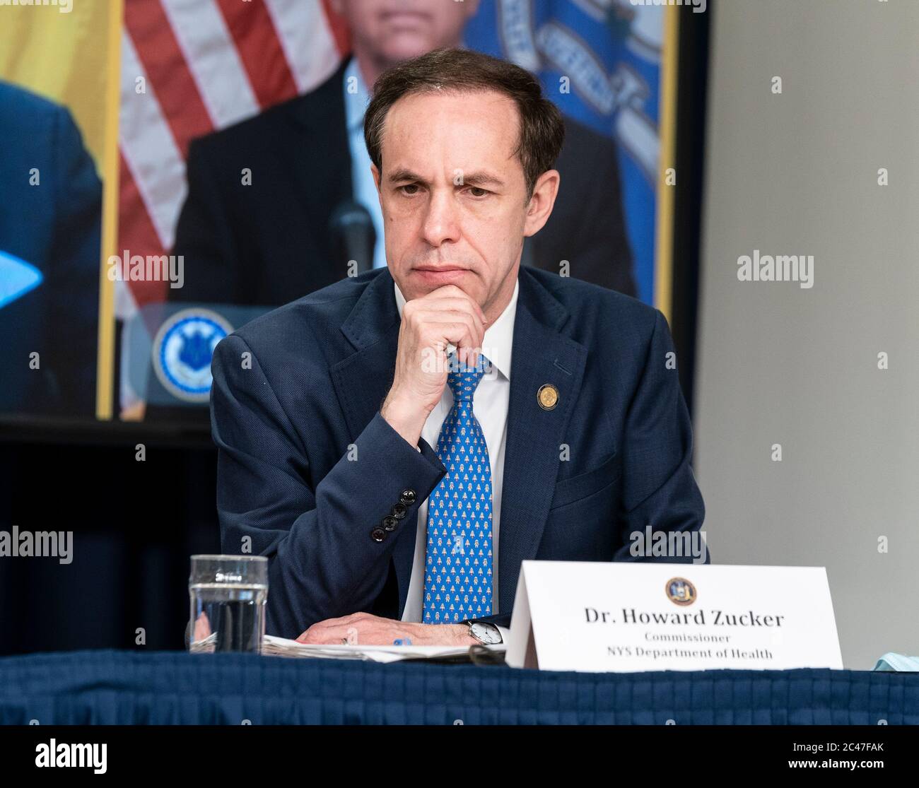 Il Dott. Howard Zucker partecipa all'annuncio del governatore Andrew Cuomo e al briefing sui media presso l'ufficio della 3rd Avenue a New York il 24 giugno 2020. Il governatore del New Jersey Phil Murphy e il governatore del Connecticut Ned Lamont si sono Uniti a Cuomo con l'annuncio di un avviso di viaggio in arrivo che tutti gli individui che viaggiano da stati con una significativa diffusione della comunità di quarantena COVID-19 per un periodo di 14 giorni dal momento dell'ultimo contatto all'interno dello stato identificato. Questa quarantena si applica a qualsiasi persona che arriva da uno stato con un tasso di test positivo superiore a 10 per 100,000 residenti su una media mobile di 7 giorni o uno stato Foto Stock