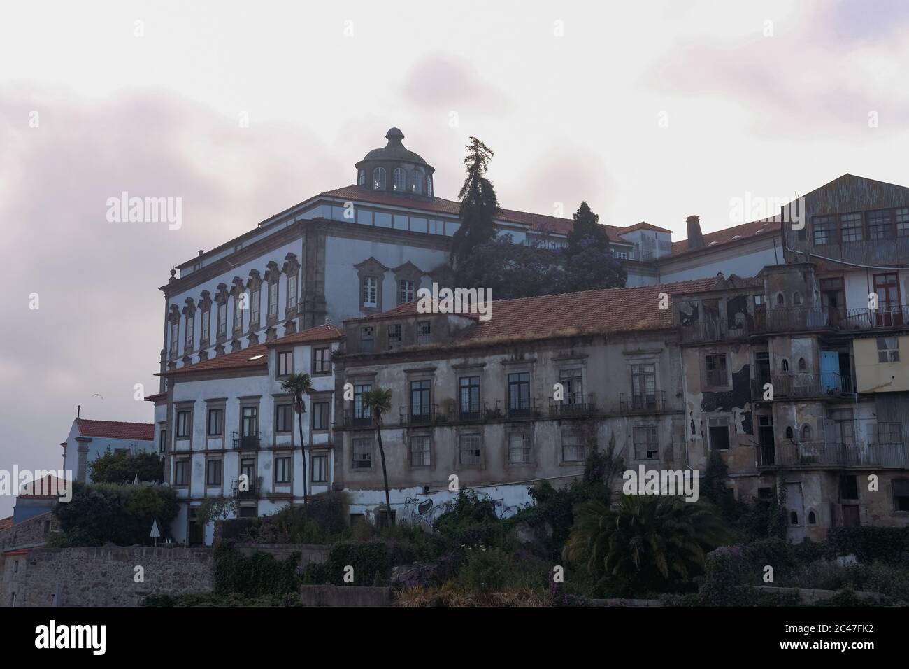 Porto, Portogallo - Diocesano edificio bianco austero nel distretto di sé Foto Stock