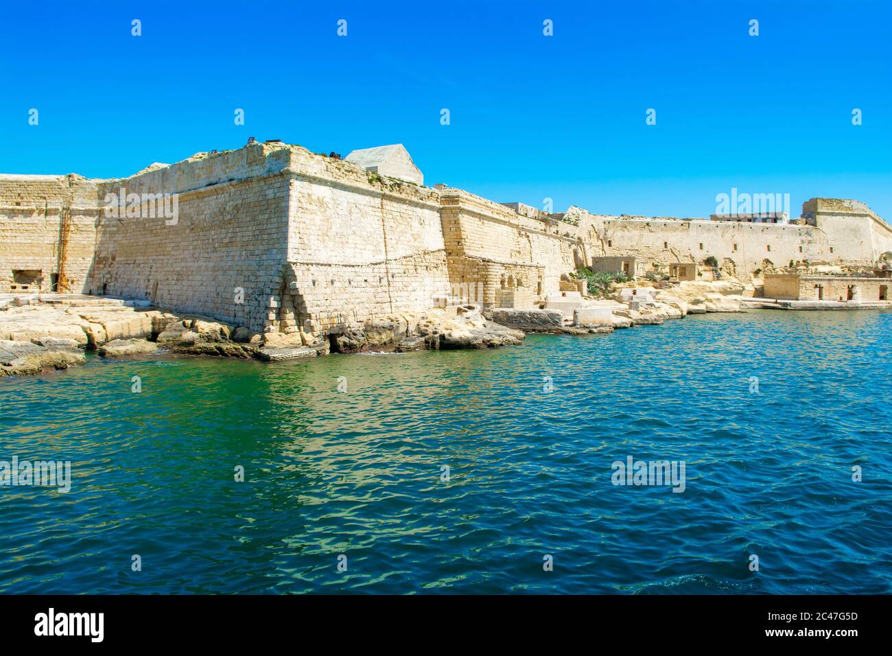 Paesaggio con il vecchio Fort Rinella - Rinella Victorian Battery, Kalkara, Malta Foto Stock