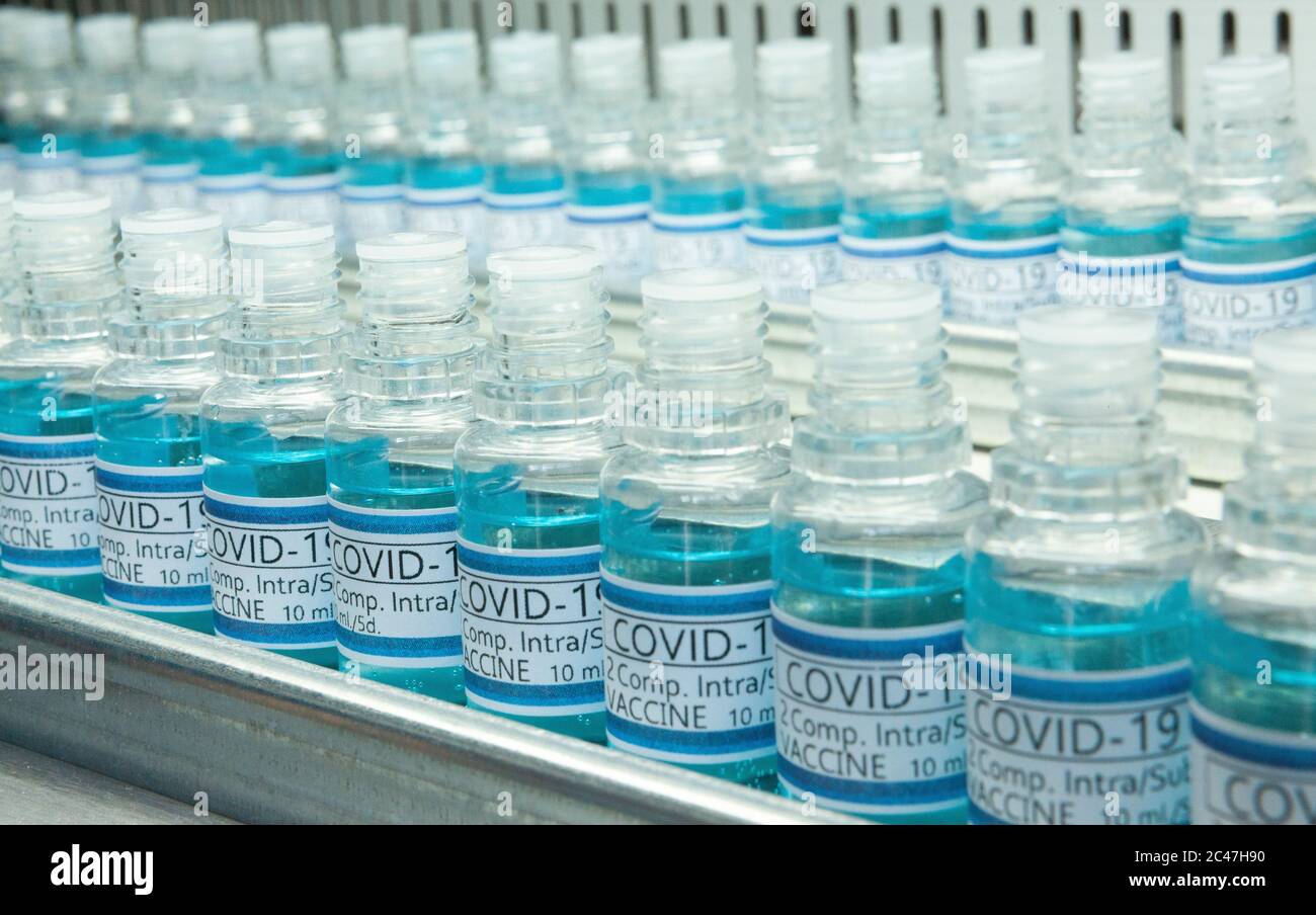 Fiale per vaccini Covid 19 in prospettiva in alcuni laboratori o produzione di linee industriali Foto Stock