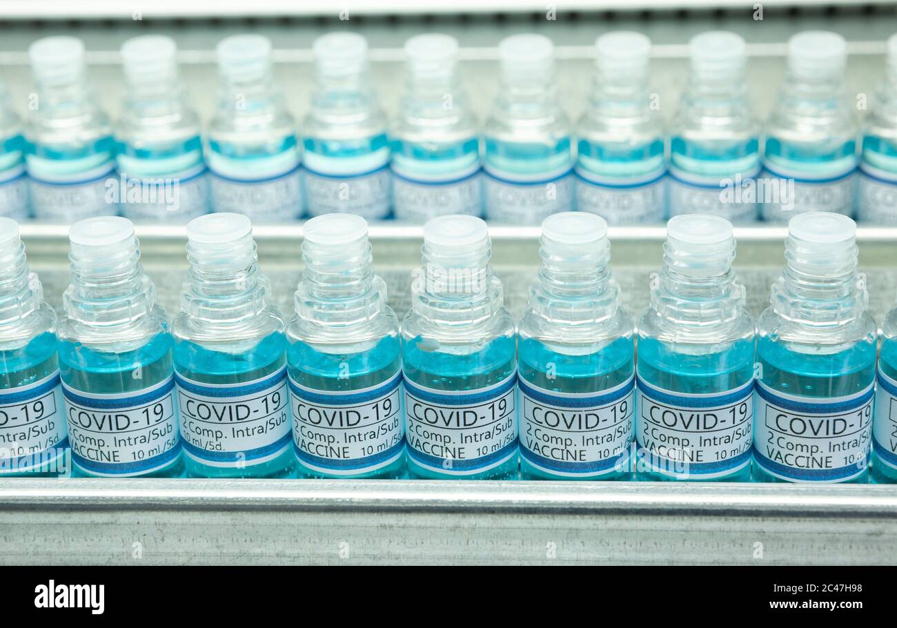 Fiale vaccinali Coronavirus 2019 in alcuni laboratori o produzione industriale con rack Focus Foto Stock