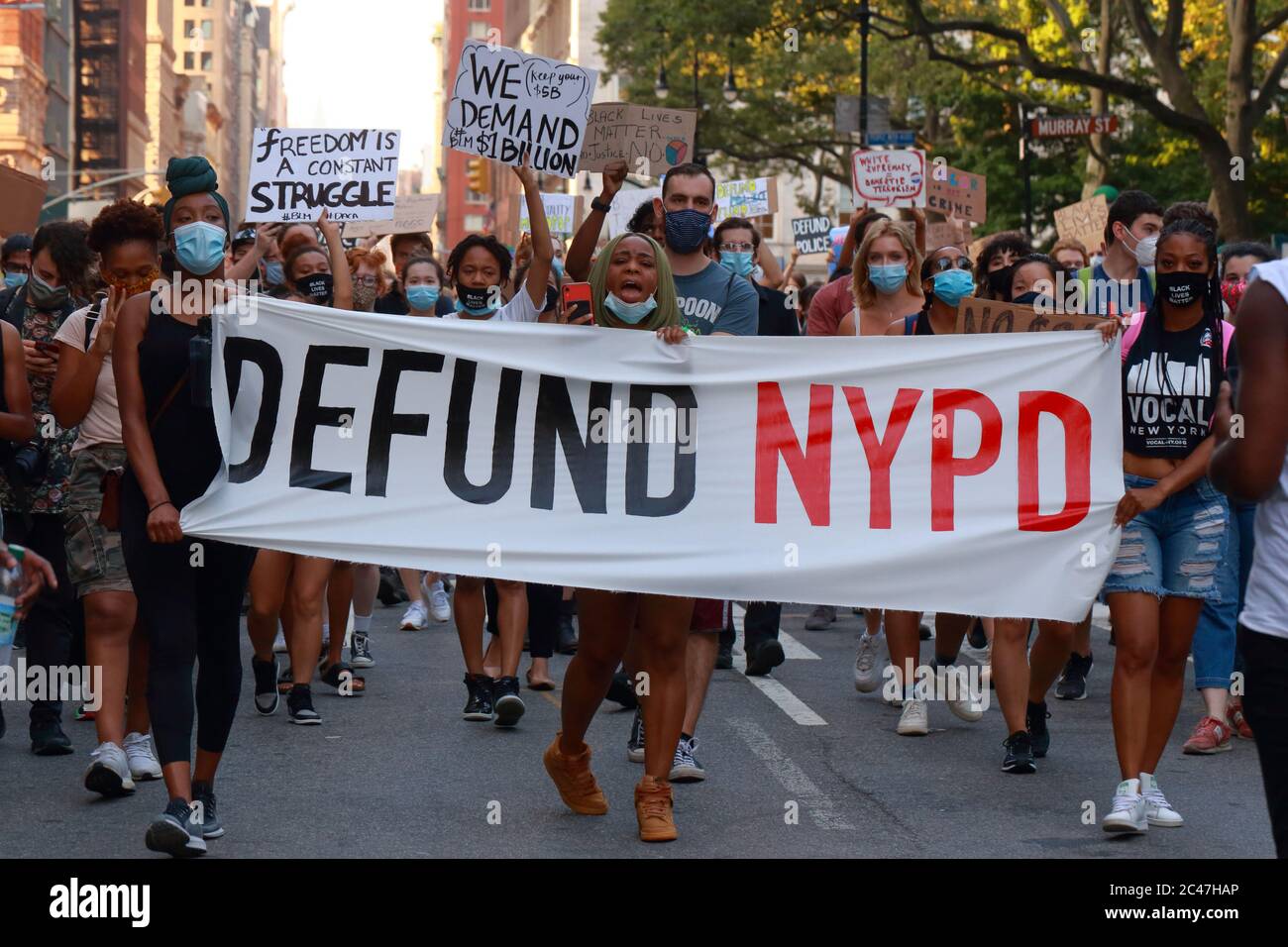 New York, New York. 23 giugno 2020. Attivisti con voci di attivisti e leader della comunità (VOCAL NY) E gli alleati fanno un’occupazione nel municipio prima della scadenza del budget del 1° luglio per esercitare pressioni sul sindaco e sul consiglio comunale affinché definanziino il NYPD di almeno 1 miliardo di dollari dal loro budget annuale di 6 miliardi di dollari per reinvestire in alloggi, assistenza sanitaria, istruzione e servizi sociali. Foto Stock