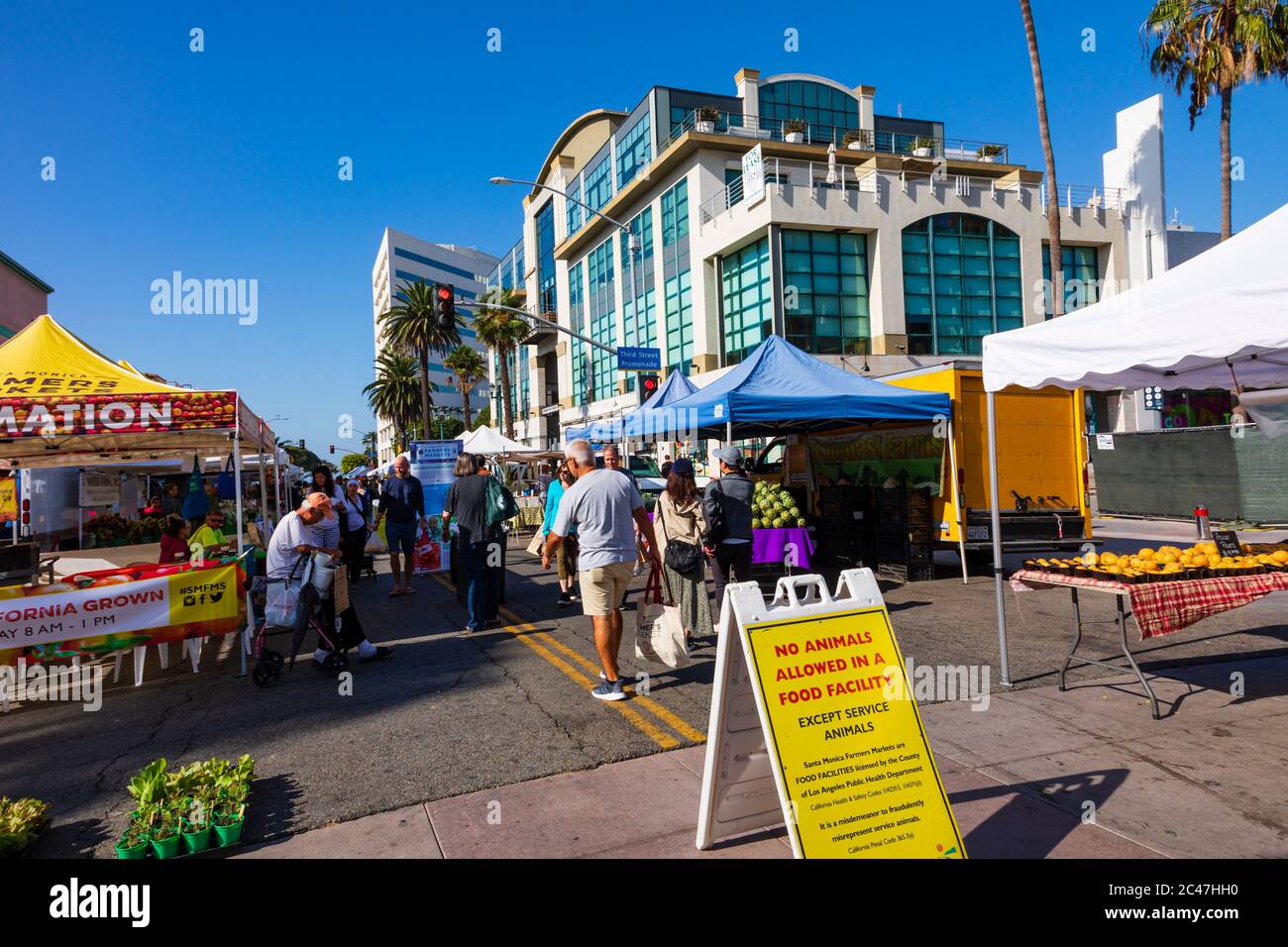 Gli acquirenti al Farmers Market sulla Third Street Promenade, Santa Monica, California Stati Uniti d'America Foto Stock