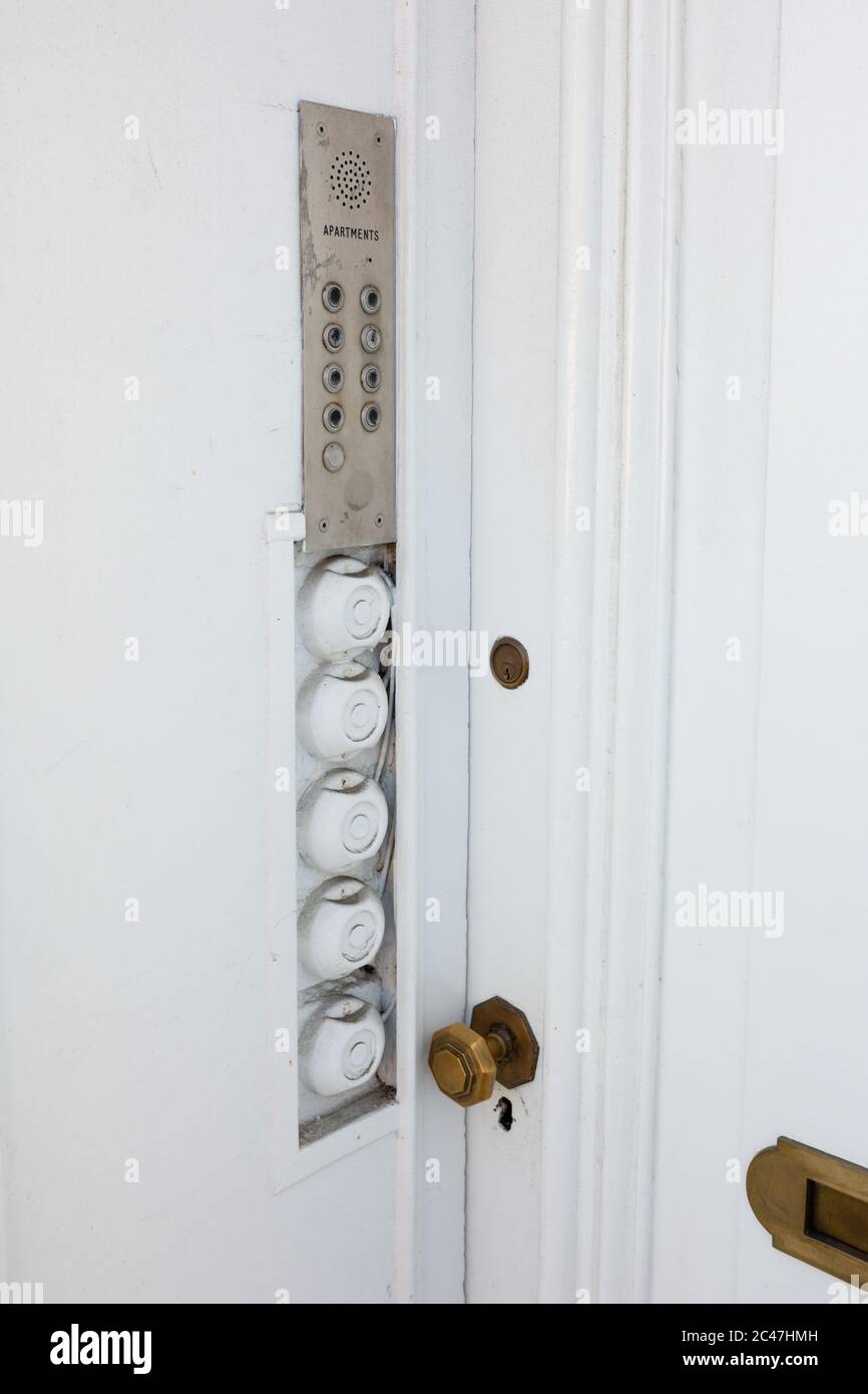 Fila di campane all'ingresso di una casa convertita in appartamenti o appartamenti, Regno Unito Foto Stock