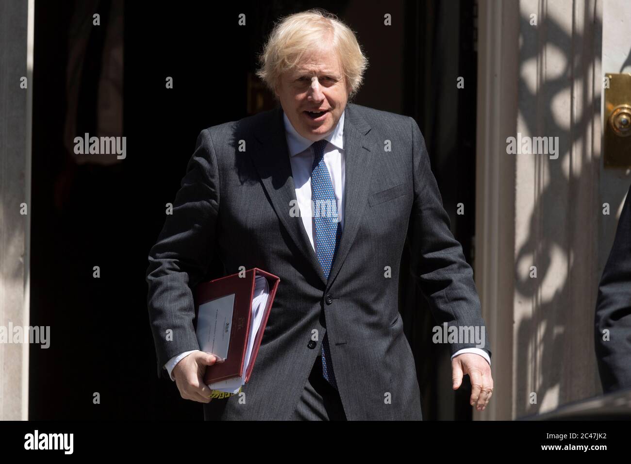 Il primo ministro britannico Boris Johnson lascia Downing St per partecipare al tempo delle interrogazioni del primo ministro nelle Camere del Parlamento. Foto Stock