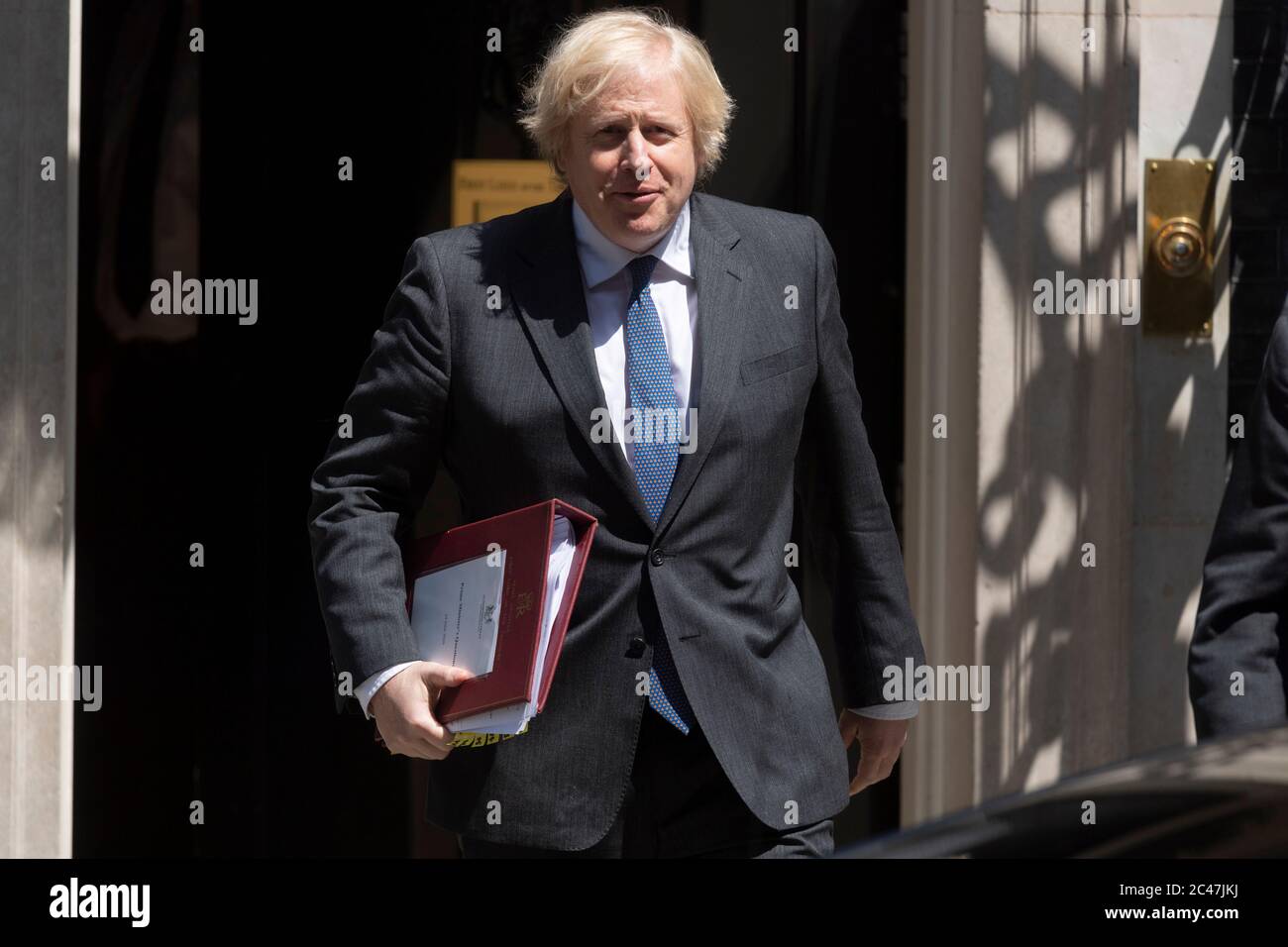 Il primo ministro britannico Boris Johnson lascia Downing St per partecipare al tempo delle interrogazioni del primo ministro nelle Camere del Parlamento. Foto Stock