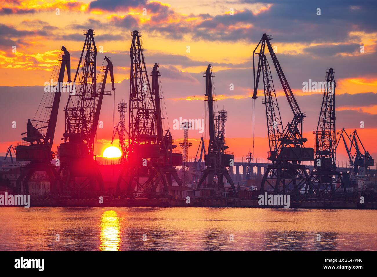 Porto marittimo e gru industriali, Varna, Bulgaria. Tramonto sul lago di Varna Foto Stock
