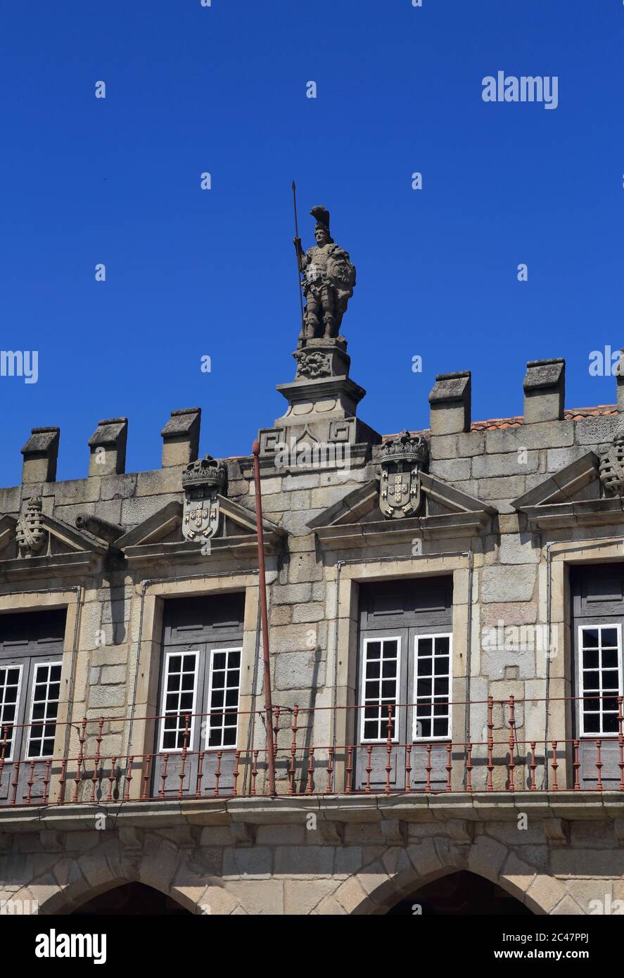 Particolare architettonico della medievale Piazza Oliveira - Largo da Oliveira, nel centro storico di Guimaraes, regione di Minho, Portogallo. Sito UNESCO. Foto Stock