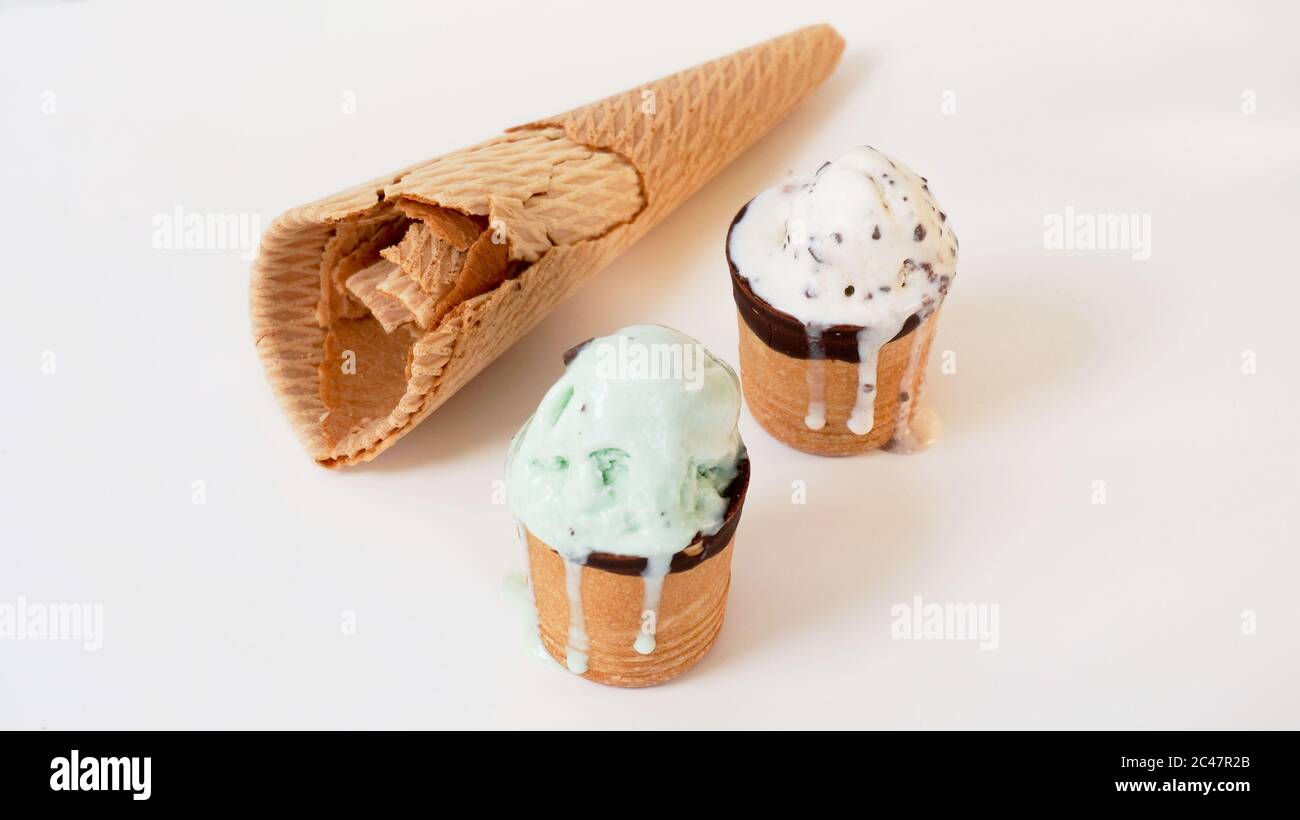 Preparare il gelato aromatizzato in tazze di waffle con vetro al cioccolato. Foto di alta qualità Foto Stock