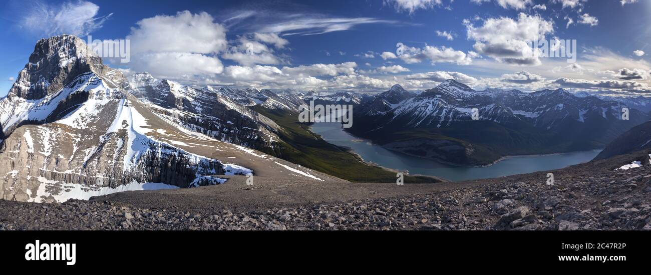 Ampio paesaggio panoramico di primavera dei laghi di Spray e delle cime innevate delle montagne, Alberta Kananaskis Paese da Windtower Summit, Canadian Rockies Foto Stock